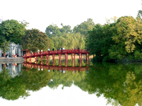 Petit lac, lac de l'epee restituee, centre de Hanoi, pont rouge